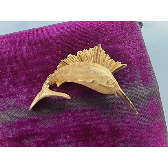 Swordfish Gold Tone Metal Brooch Vintage Costume Jewelry - Picture 6 of 10